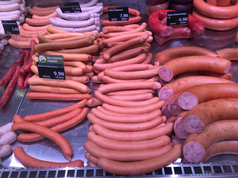 charcuterie-COURSEGOULES-min_sausages_meat_butchery-1069321